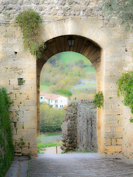 Eggers, Julie 아티스트의 Italy-Chianti-Monteriggioni Looking out an arched entrance into the walled town작품입니다.
